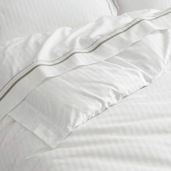 Cambridge Quilt Cover - White Silver